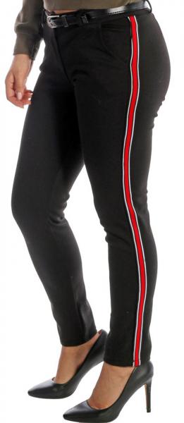 Hose mit stylischem Streifen Rot seitlich und Gürtel Schwarz