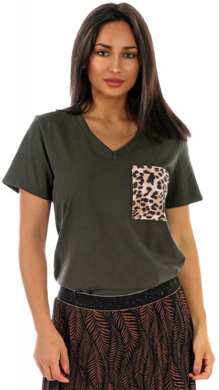 Shirt Kurzarm mit Leo-Print Tasche vorne an der Brust Olivegrün